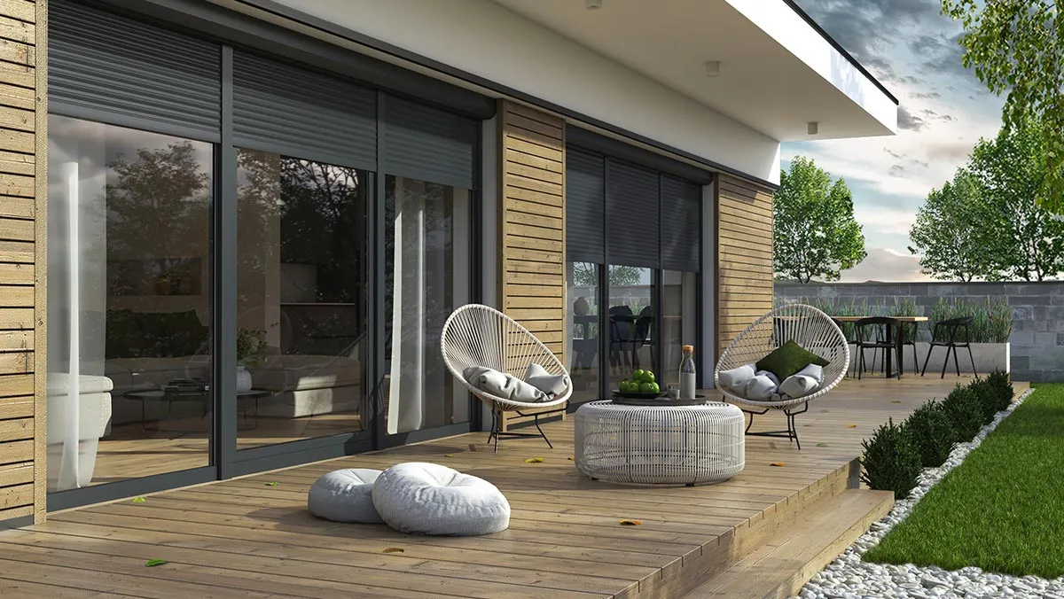 Moderne Terrasse mit großen Fensterfronten und hochwertigen Aluminium Rollläden