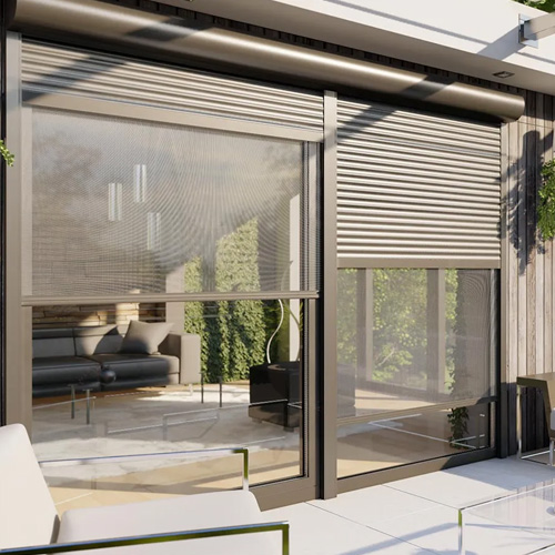 Rollläden mit Insektenschutz für mehr Wohnkomfort Ausschnitt Moderne Terrasse mit Rollläden und integriertem Insektenschutzsystem Ausschnitt
